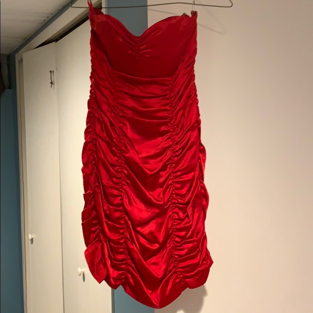 Strapless red stunner!